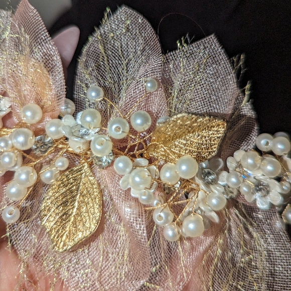 Pearl & Flower Hairpiece - Picture 4 of 5